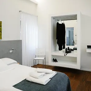 https://la-corte-sul-naviglio.it-lombardy.com